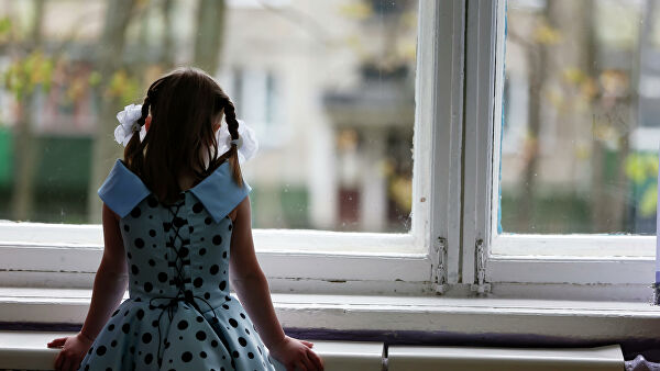 Девочка у окна в детском доме