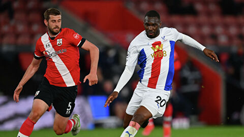 Southampton's English defender Jack Stephens (L) vies with Crystal Palace's Zaire-born Belgian striker Christian Benteke during the English Premier League football match between Southampton and Crystal Palace at St Mary's Stadium in Southampton, southern England on May 11, 2021. (Photo by DAN MULLAN / POOL / AFP) / RESTRICTED TO EDITORIAL USE. No use with unauthorized audio, video, data, fixture lists, club/league logos or 'live' services. Online in-match use limited to 120 images. An additional 40 images may be used in extra time. No video emulation. Social media in-match use limited to 120 images. An additional 40 images may be used in extra time. No use in betting publications, games or single club/league/player publications. / 