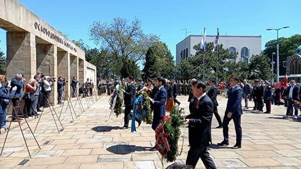 Послы стран СНГ в Сербии возлагают цветы к мемориалу  