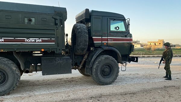 Патруль российской военной полиции в районе освобожденного от боевиков города Саракеб в провинции Идлиб