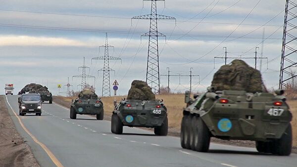 Выдвижение колонны с техникой миротворческой бригады на аэродром Ульяновск-Восточный. Кадр видео