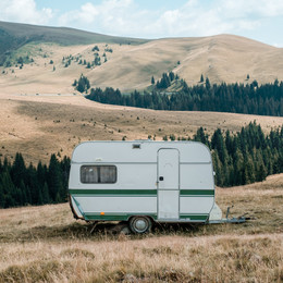 Caravana en el Parque Natural de Bucegi, Sinaia, Rumania.