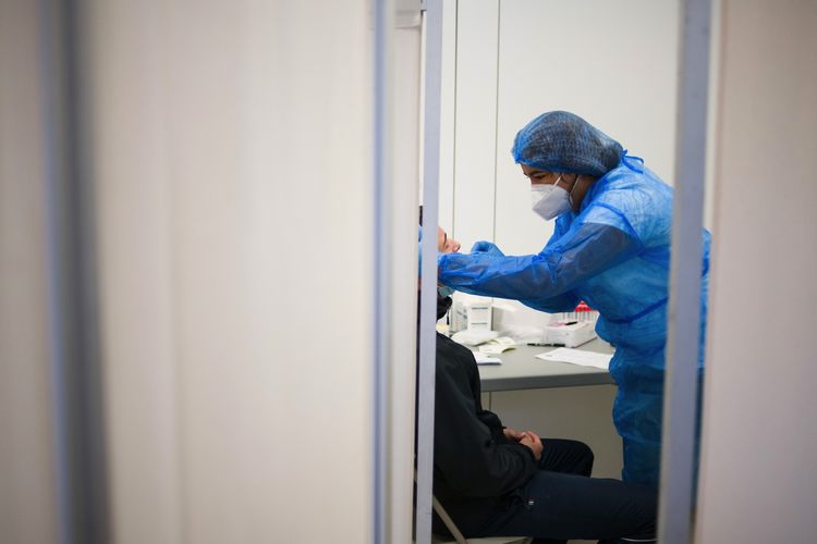 Swab Testing in Paris as Europe Virus Cases Surge 
