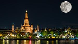 Wat arun in night with super full moon