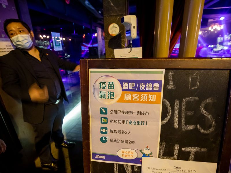 Hong Kong Reopens Bars, Nightclubs to Vaccinated People