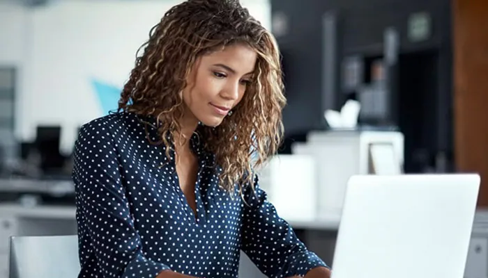 femme interagissant avec un ordinateur portable