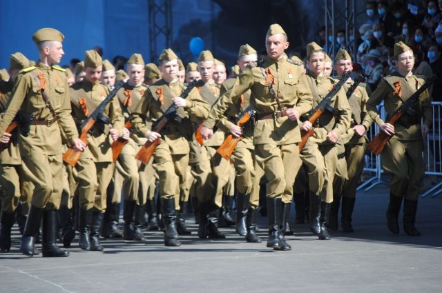 Завершился парад театрализованной сценой.