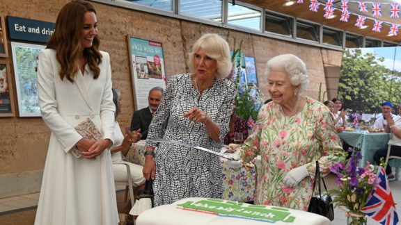 Em encontro do G7, rainha Elizabeth usa espada para cortar bolo; veja o vídeo