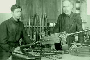 Токарев с сыном Николаем у ручного пулемета системы Максима-Токарева образца 1925 г.