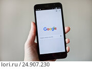 Экран приложения Google (2017 год). Редакционное фото, фотограф Victoria Demidova / Фотобанк Лори