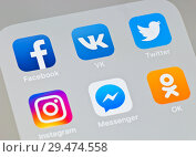 Социальные сети. Иконки Facebook, Вконтакте, Twitter, Instagram, Facebook Messenger и Одноклассники на экране телефона (2018 год). Редакционное фото, фотограф E. O. / Фотобанк Лори