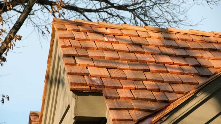 wood cedar shake shingles on roof 