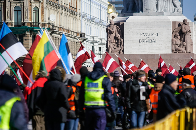 Участники марша бывших латышских легионеров «Ваффен СС» и их сторонников в Риге.