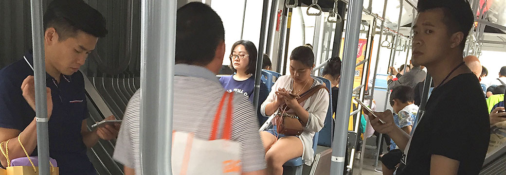 Iedereen gebruikt smartphone in de bus in Chengdu