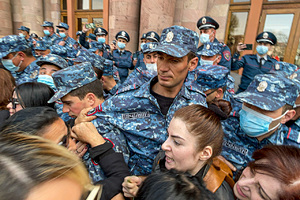 Полиция сдерживает противников Никола Пашиняна на митинге за его отставку 