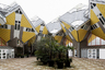 Поиграть с объемами в 1984 году решил нидерландский архитектор Пит Блом (Piet Blom). Он построил в Роттердаме несколько домов в виде кубов. Конструкции стоят не на гранях, а упираются вершинами в шестигранные столбы. Постройки выкрасили в желтый и серый цвета, разбив дизайн белыми вставками. Необычные каркасы домов <a href="https://www.archdaily.com/482339/ad-classics-kubuswoningen-piet-blom" target="_blank">символизируют</a> деревья и желание Блома поселить на них людей. Со временем район стал достопримечательностью города и на протяжении 30 лет считался архитектурным феноменом. Сегодня желающие <a href="https://www.kubuswoning.nl/en/visit.html" target="_blank">могут посетить</a> дом-музей и на собственном опыте убедиться, пригодны ли подобные конструкции для жизни.