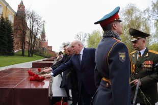 Мезенцев и Семашко возложили венки к Могиле Неизвестного Солдата