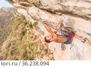 Male climber striving to climb. Expression of effort. Стоковое фото, фотограф Iván Moreno / Фотобанк Лори