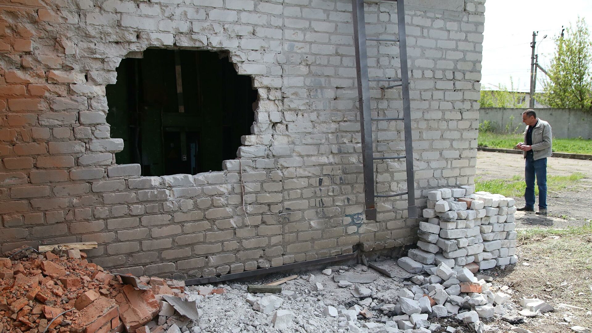 Стена насосной станции, поврежденная в результате обстрела, в Киевском районе Донецка - РИА Новости, 1920, 21.06.2021