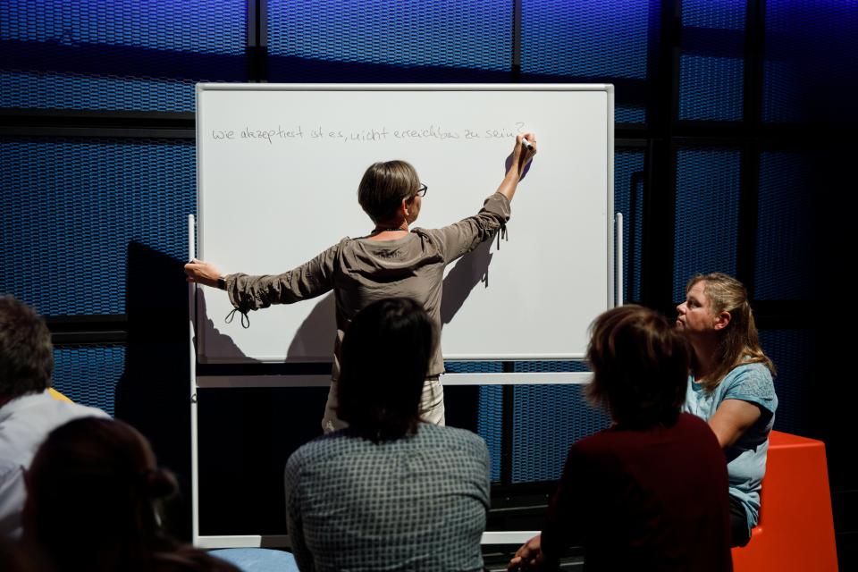 Frau schreibt an Flip-Chart