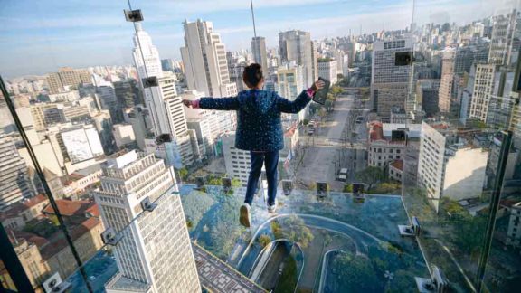 O novo ponto turístico da cidade fica a 150m do chão: o mirante Sampa Sky possibilita uma experiência única