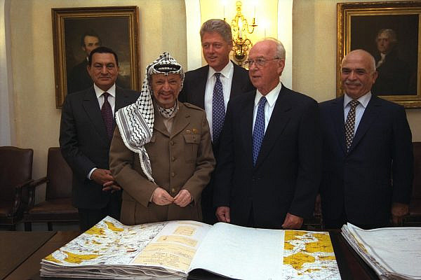 (L to R) Egyptian President Hosni Mubarak, PLO Chairman Yasser Arafat, U.S. President Bill Clinton, Israeli Prime Minister Yitzhak Rabin, and Jordanian King Hussein bin Talal at the White House after signing the Oslo II Agreements, Sept. 28, 1995. (Avi Ohayon/GPO)