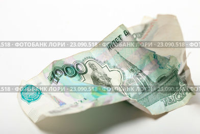Скомканная купюра 1000 рублей