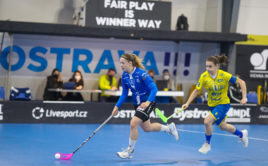 Patricie Suchanová z Chodova uniká Karin Vavrečkové z ostravského FBC. Foto: FBC ČPP Ostrava, Český florbal