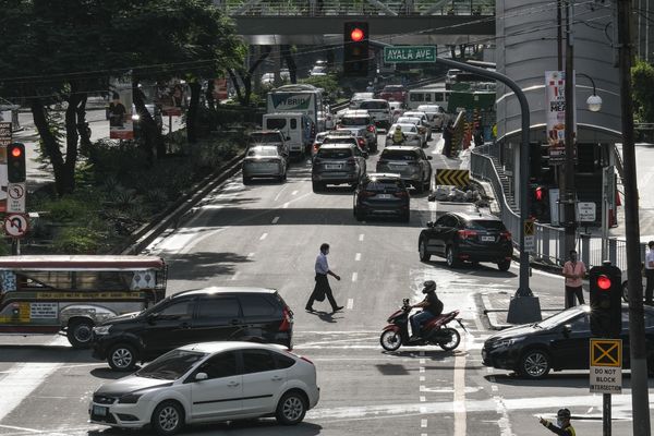 Central Bank Says Philippine Vaccination Drive Should Be Accelerated