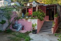 A Gecekondu in the Küçük Armutlu neighborhood of Istanbul