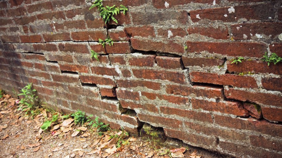 cracks in brick foundation