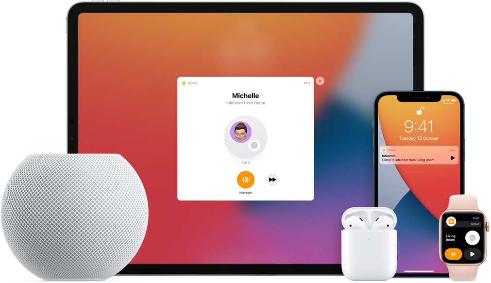 白色 HomePod mini、一部 iPad、放在充電盒內的 AirPods，及粉紅色錶帶的 Apple Watch 排列放在一起。