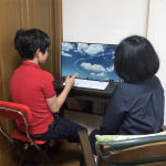 夏休みの家族団らんにも一役買う、仕事・勉強・エンタメに使うリビングPCとしても最適な27型オールインワンPC＜LAVIE A2797/BA＞