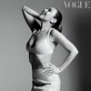 Thalía con un conjunto blanco posando para Vogue