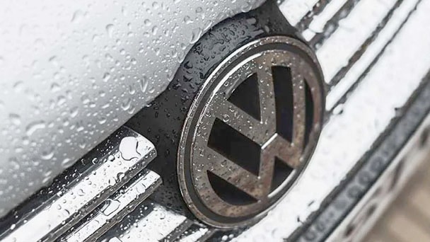 Primer plano del logotipo de Volkswagen en la parte delantera de un auto