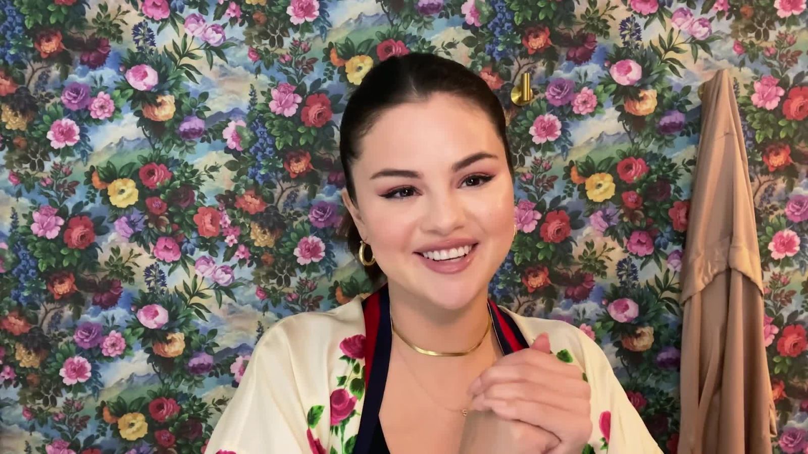 Watch Selena Gomez Do Her Going-Out Makeup Routine, From Liquid Liner to Lip Gloss