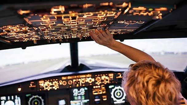 Vista de la cabina de un avión mientras los pilotos se preparan para el despegue.