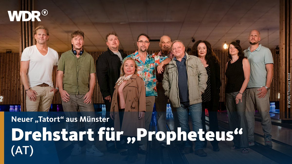 Zu sehen ist eine Gruppe von Personen. Darunter auch Schauspiler Jan-Josef Liefers, Axel Prahl und Schauspielerin Christine Urspruch. Dazu der Text: "Neuer Tatort aus Münster. Drehstart für 'Propheteus' (AT)"