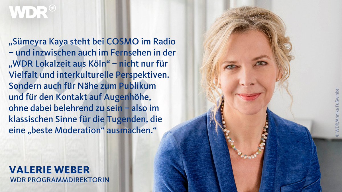 Bild: Valerie Weber. Text: "Sümeyra Kaya steht bei COSMO im Radio – und inzwischen auch im Fernsehen in der 'WDR Lokalzeit aus Köln' – nicht nur für Vielfalt und interkulturelle Perspektiven. Sondern auch für Nähe zum Publikum und für den Kontakt auf Augenhöhe, ohne dabei belehrend zu sein – also im klassischen Sinne für die Tugenden, die eine 'beste Moderation' ausmachen“, sagte WDR Programmdirektorin Valerie Weber.