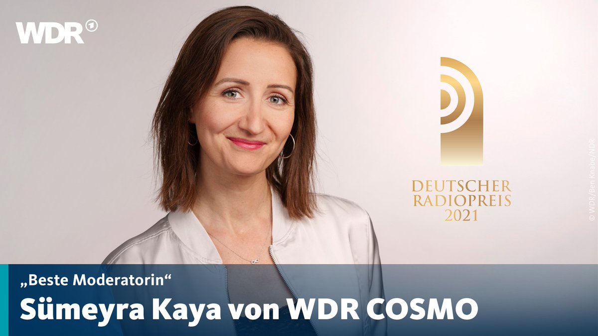 Bld: Sümeyra Kaya, Deutscher Radiopreis 2021. Text: "Beste Moderatorin" - Sümeyra Kaya von WDR COSMO