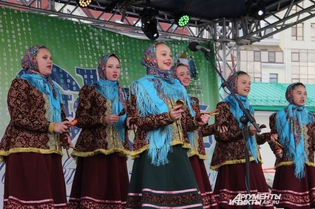 Плохая погода не помешала жителям города собраться в центре и отметить праздник.