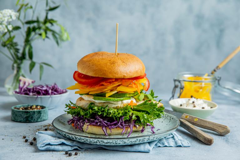 hamburger med kylling og grønnsaker