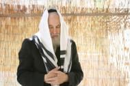 Rabbi praying on Sukkot