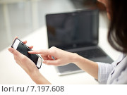 close up of woman texting on smartphone at office. Стоковое фото, фотограф Syda Productions / Фотобанк Лори