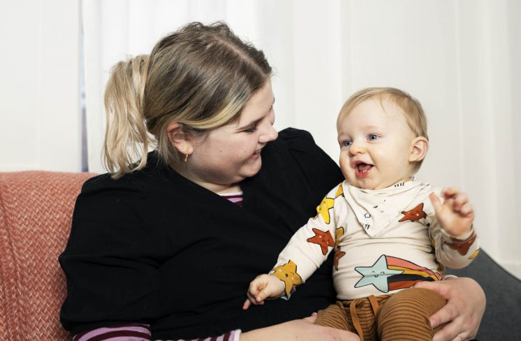 Mor og dreng der smiler. Foto: Rie Neuchs