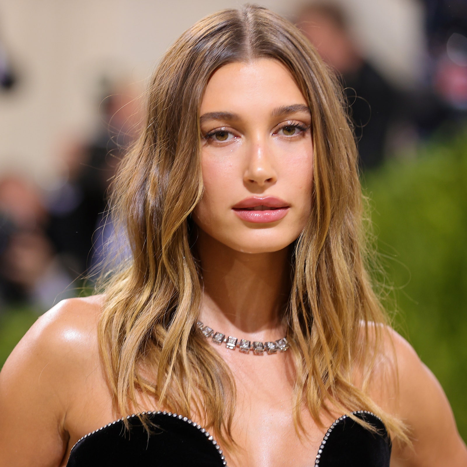 Hailey Bieber usa collar de diamantes y lleva el cabello suelto