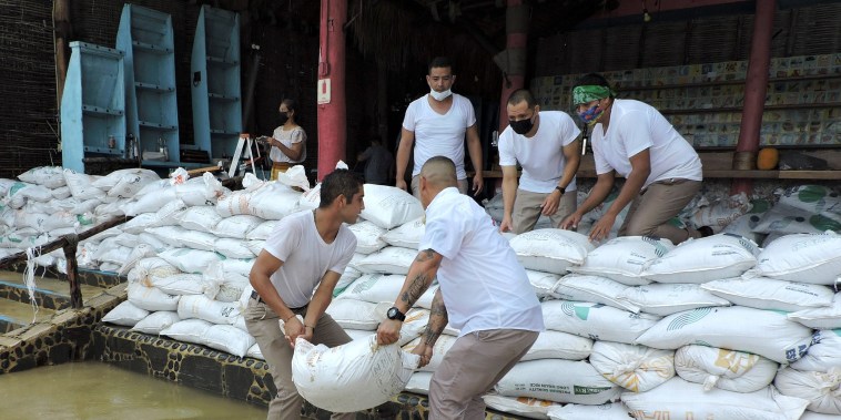 Image: Preparations ahead of Hurricane Olaf in Cabo San Lucas