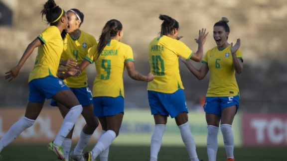 Marta faz golaço, e Seleção feminina atropela a Argentina 