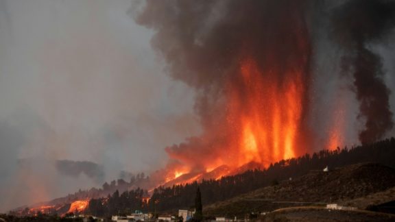 Lava do vulcão nas Canárias destrói casas