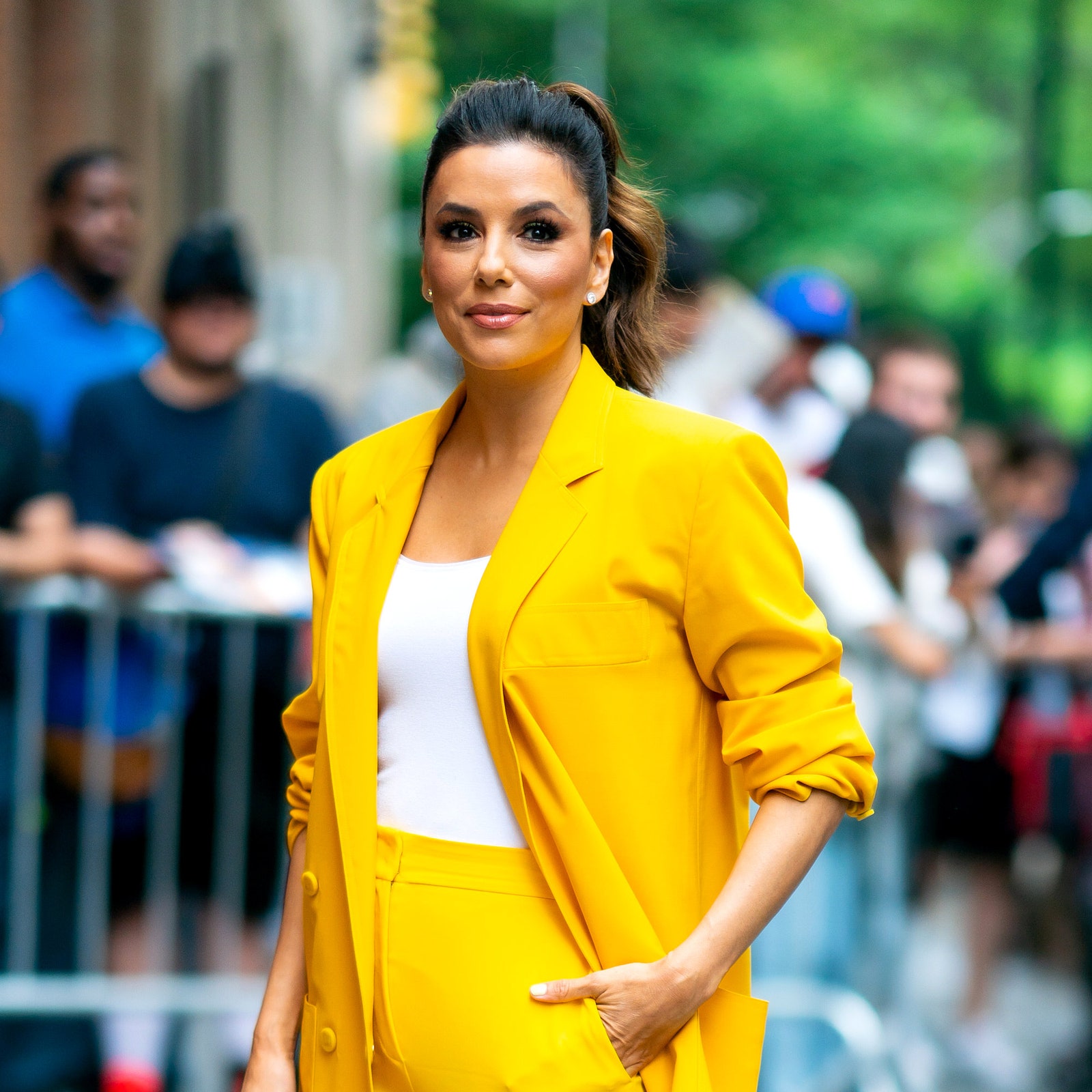 Eva Longoria con un traje sastre amarillo